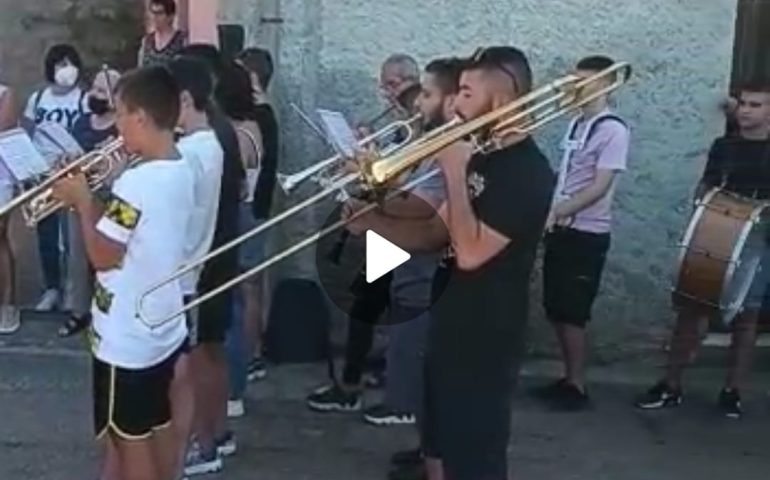 (VIDEO) Seui e Ussassai ringraziano il dottor Angelo Pili dedicandogli la musica della Banda Giochino Rossini