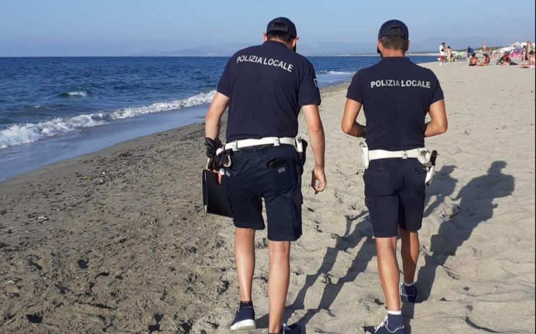 Sardegna, cicche di sigaretta nascoste sotto la sabbia: multate dieci persone
