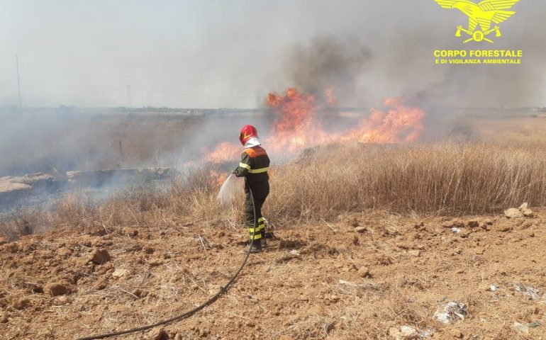 Arzana, incendio nelle campagne: sul posto un elicottero del Corpo Forestale