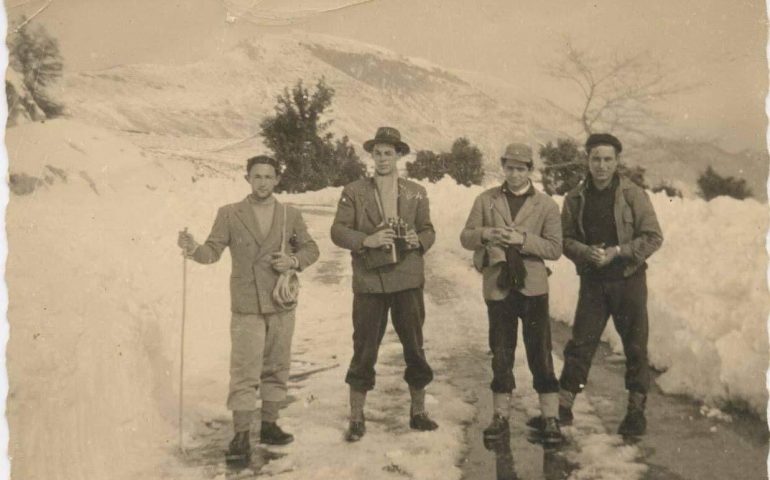 Come eravamo. Quattro amici di Lanusei diretti a Monte Idolo, tra la neve, nel 1956