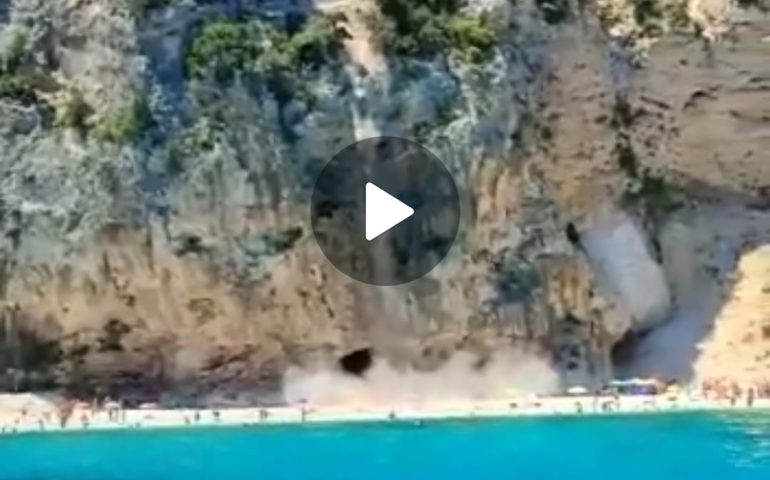 (VIDEO) Ogliastra, paura a Cala dei Gabbiani: due frane sulla spiaggia in rapida successione