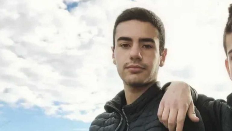 Non ce l’ha fatta Gabriele, il 19enne caduto in moto giovedì: è morto al San Francesco
