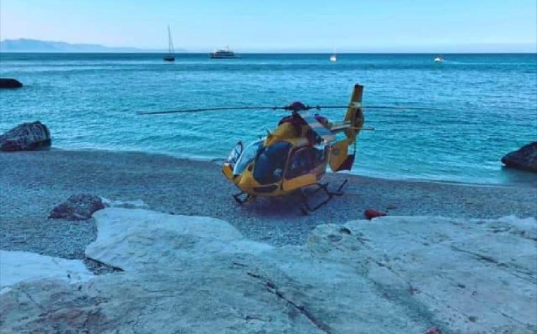 Ogliastra, malore e infortunio a Cala Goloritzé: intervento dell’elisoccorso in spiaggia