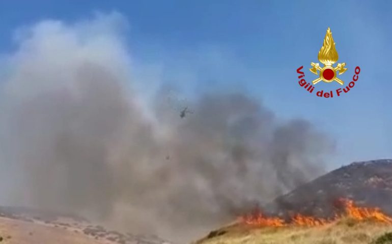 La Sardegna brucia in questo sabato “infernale”: 24 roghi, i più pericolosi a Setzu e Berchidda