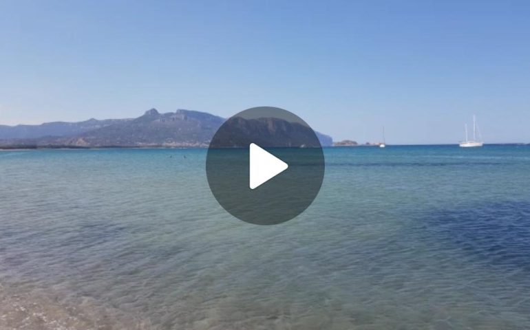 (VIDEO) Ogliastra, la suggestiva spiaggia “La Capannina”: mare cristallino e sabbia bianca