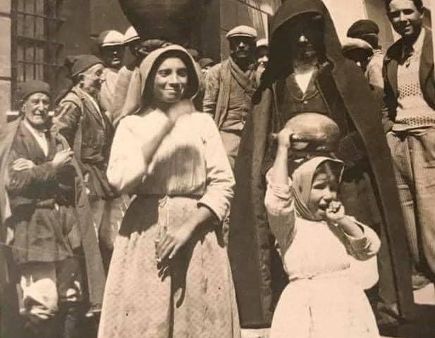 Come eravamo. Lanusei, via Roma nel 1920: mamma e figlia trasportano le brocche sul capo