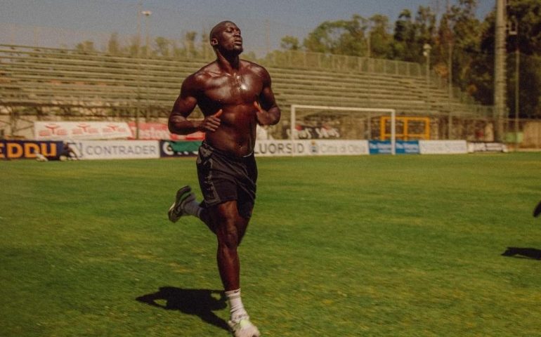 (FOTO) Lukaku si allena in Sardegna: dopo il ritorno all’Inter il centravanti belga corre sotto il sole dell’Isola