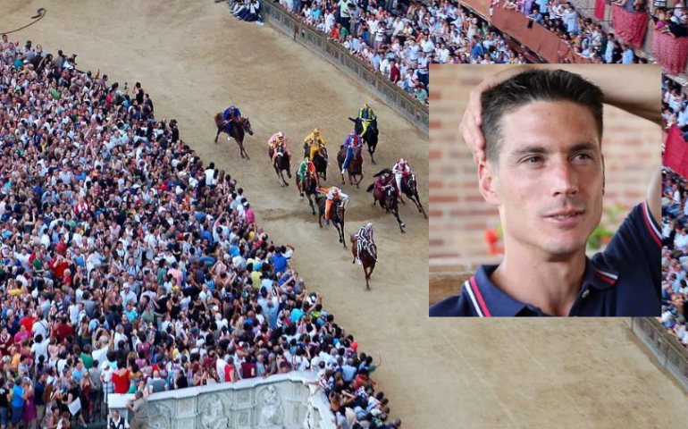 Palio di Siena 2022: vince la contrada del Drago. A trascinarla alla vittoria è Tittìa, il fantino sardo Giovanni Atzeni