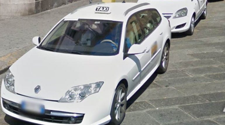 Sardegna, sciopero taxi con presidio all’aeroporto di Elmas: “A rischio centinaia di posti di lavoro”