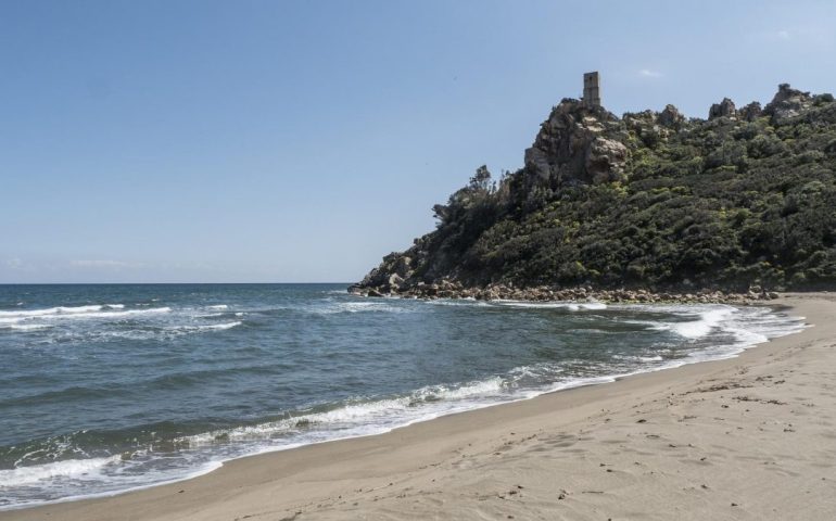 Sardegna, malore in spiaggia: uomo di 78 anni perde la vita