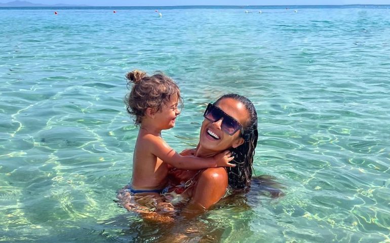 “Noi facciamo Splash”. Giorgia Palmas torna in vacanza in Sardegna con la piccola Mia