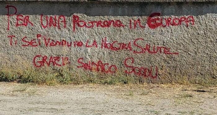 “Per una poltrona ti sei venduto la nostra salute”. Nuoro, scritte intimidatorie contro il sindaco Soddu