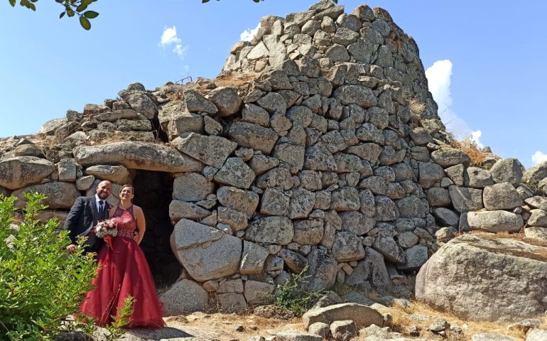 (FOTO) Ilbono, Sandro e Valentina convolano a nozze di fronte al nuraghe di Scerì