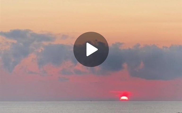 (VIDEO) Una suggestiva alba ammirata dalle Rocce Rosse di Arbatax