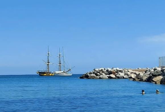 Arbatax, la nave pirata La Grace si mostra vicino al porto ogliastrino