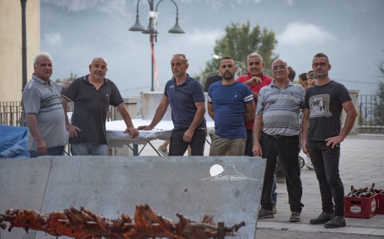 (FOTO) In migliaia ieri a Gairo per l’attesissima “Sagra del Porchetto”