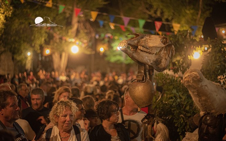 (FOTO) Gairo Vecchio, “Su Maimulu torna a casa” dopo due anni: grande successo per la Festa di Sant’Elena