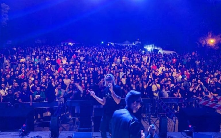 Boom di presenze, Villagrande si prende una rivincita: migliaia di giovani affollano il piccolo centro per i concerti estivi
