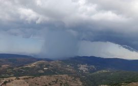 Grandinata su Ussassai. Il paese ritratto è Seui - Foto Ignazio Puddu