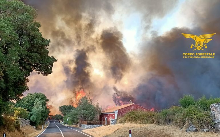 La Sardegna brucia ancora: 18 incendi oggi nell’Isola, cinque spenti dai mezzi aerei
