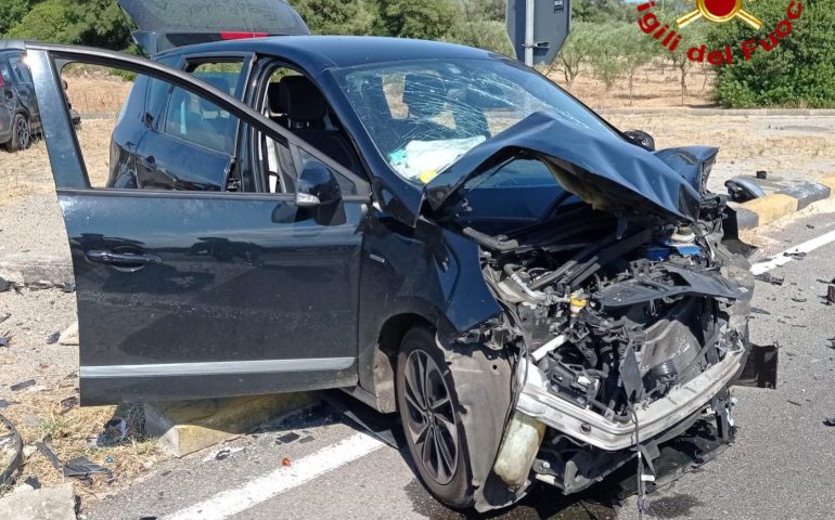 Sardegna, violento scontro frontale fra due auto: 8 feriti trasportati in ospedale