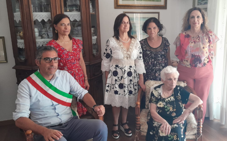 Nuoro ha una nuova centenaria: alla maestra Flore gli auguri di tutta la città