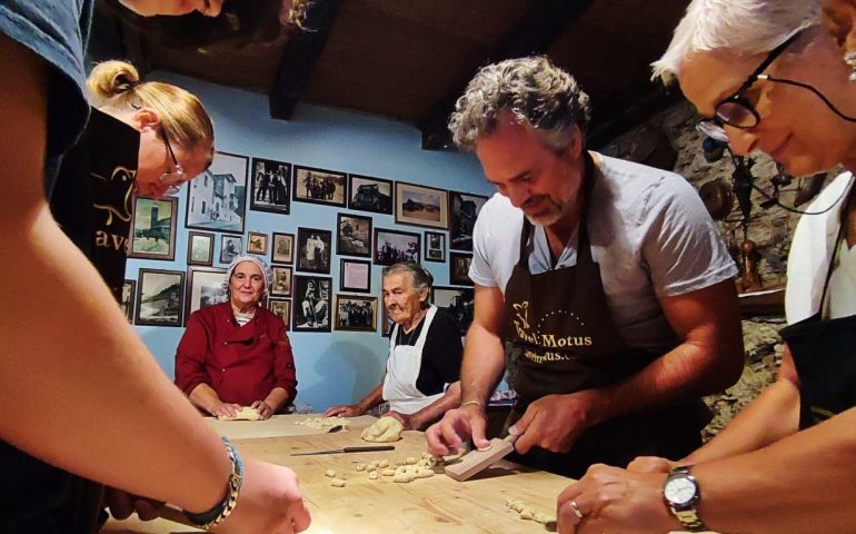 Mark Ruffalo innamorato della Sardegna: l’attore a scuola di “malloreddus” e “falegnameria” ad Aritzo