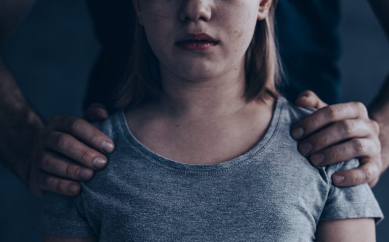 Sardegna, pedofilo arrestato in flagranza di reato: ad incastrarlo un’agente sotto copertura