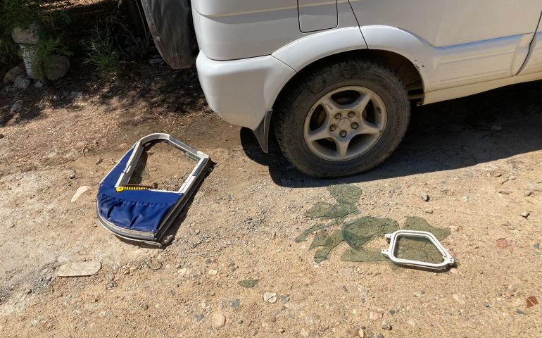 (FOTO) Paura ad Arbatax: uno sportello di un aereo precipita in pieno centro abitato