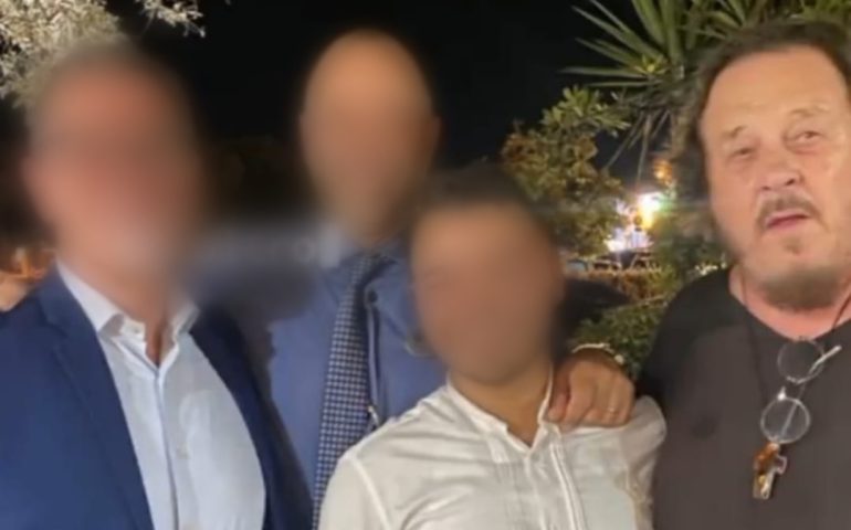 (FOTO) Zucchero Fornaciari in vacanza in Ogliastra: avvistato in un noto locale a Tortolì