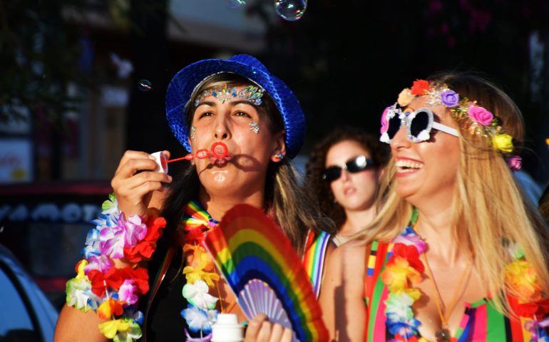 (PHOTOGALLERY) Ogliastra Pride, il corteo dei diritti sfila per le vie di Tortolì