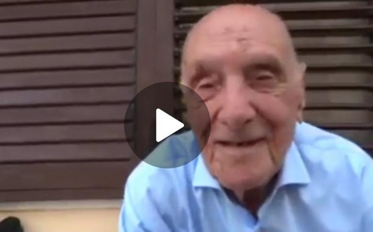 (VIDEO) Tziu Agostino Enis storico postino di Laconi e 103 anni di simpatia: “Ora arrivano solo bollette”