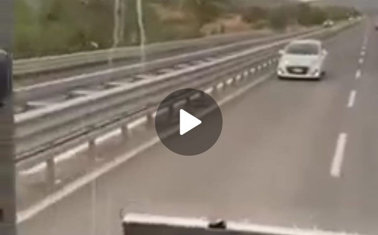 (VIDEO) Auto contromano sulla 131 dcn: camionista blocca la strada e mette in salvo la conducente
