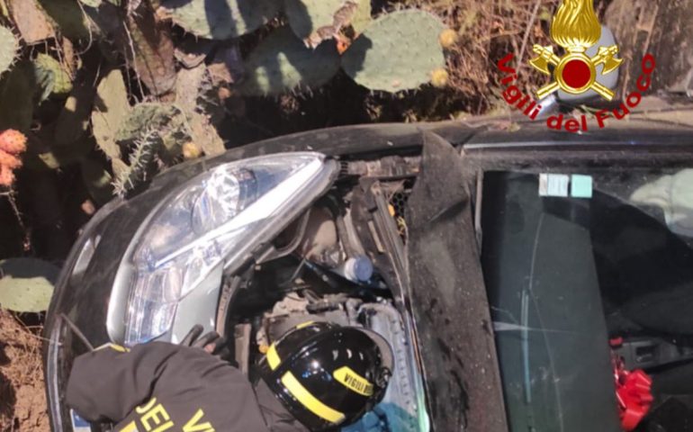 Auto esce fuori strada e si ribalta sulla 125: 81enne estratto dalle lamiere