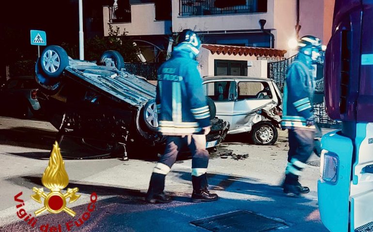 Sardegna, incidente nella notte: auto si ribalta completamente, una ragazza al pronto soccorso