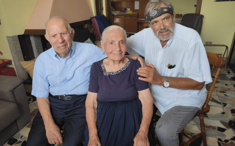 (FOTO) Oliviero Toscani in tour in Ogliastra per fotografare i centenari