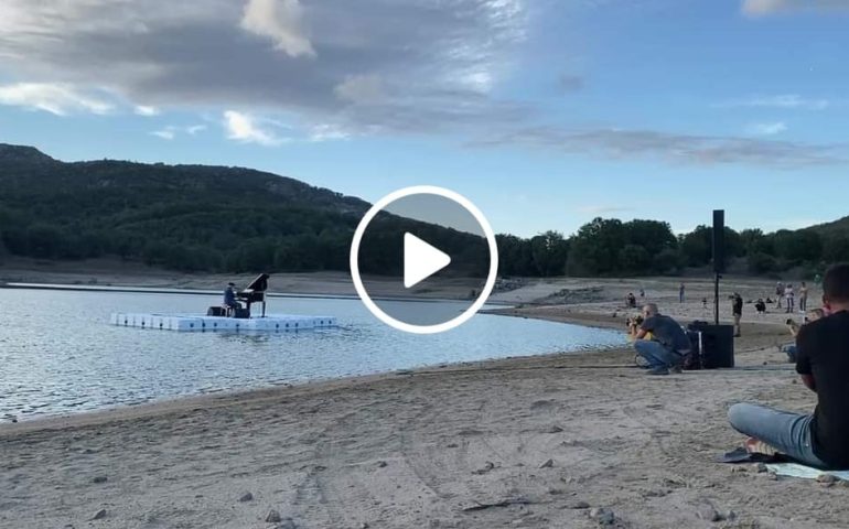 (VIDEO) Piero Marras si esibisce in acqua: la meravigliosa performance nel Lago di Gusana