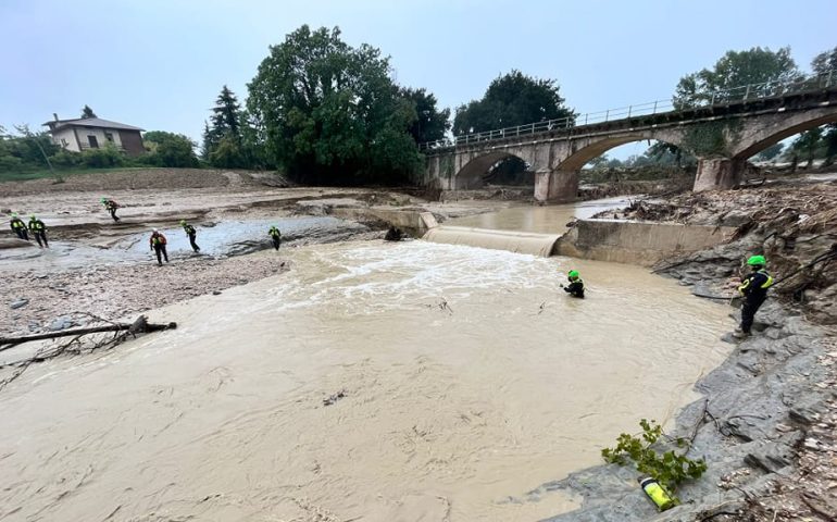 Alluvione nelle Marche, continuano le ricerche per ritrovare il piccolo Mattia e l’altra donna dispersa