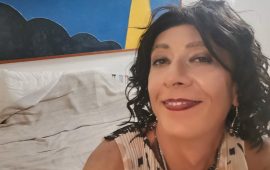 Autrice di thriller, transgender e impegnata nella tutela dei bambini autistici: un tuffo nel percorso di Sabrina Mills