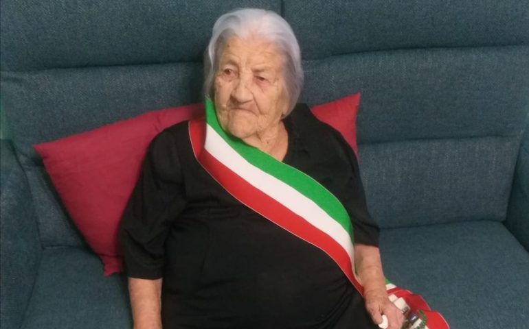 (FOTO) Sardegna terra di longevità, tzia Gina Atzeni festeggia 100 anni e diventa “sindaca” per un giorno