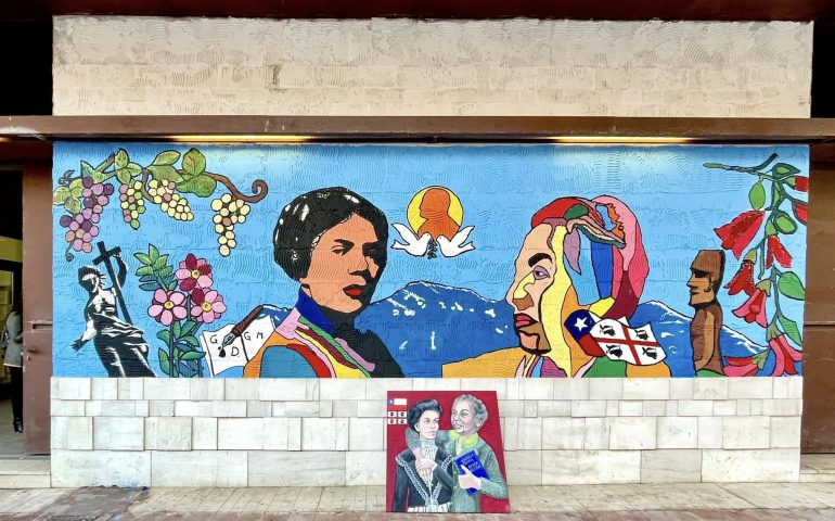 A Nuoro un nuovo murale per Grazia Deledda: la scrittrice insieme a Gabriela Mistral