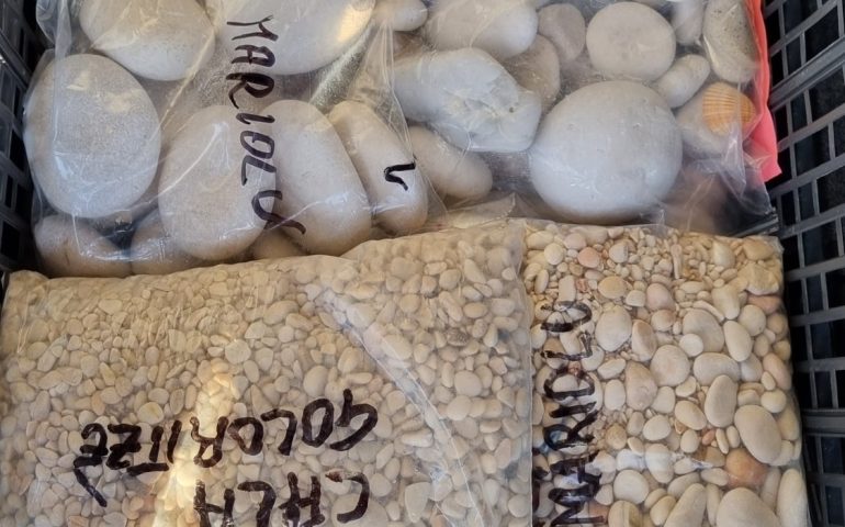 Spiagge ogliastrine depredate dai turisti, 100 kg di ciottoli tornano alle Cale