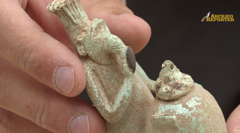 Incredibile scoperta a Nora: dagli scavi spunta una statuetta egizia di un babbuino dentro una tomba