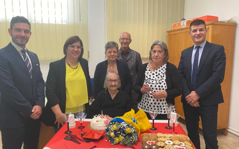 Osini in festa per i 103 anni di Tzia Battista Piras. Poste Italiane la festeggia per il “legame di famiglia”: ecco perchè