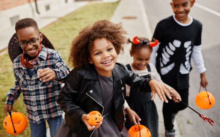 Sta per scattare l’annosa polemica: meglio Halloween o Is Animas per i nostri pargoli?