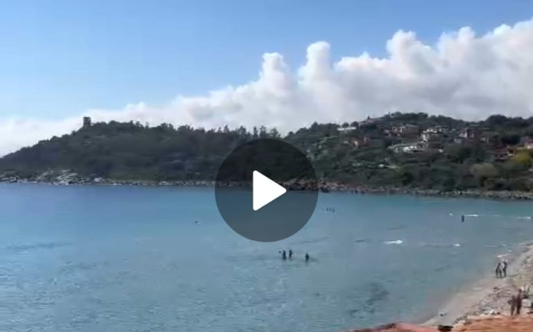 (VIDEO) Ottobre da sogno a Porto Frailis: gli “irriducibili” di Porto Frailis tra bagni e tintarella
