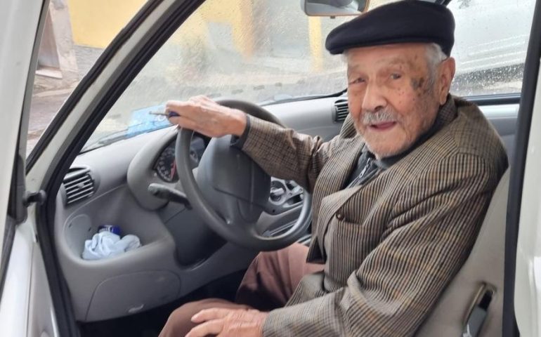 L’ingegnere Bustianu Maccioni rinnova la patente a 104 anni: succede a Nuoro