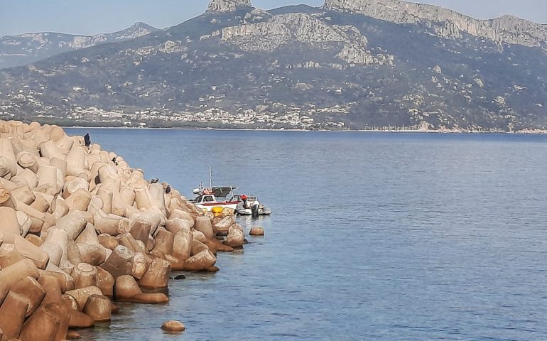 Arbatax, piccola imbarcazione affonda fuori dal porto. Salvi gli occupanti