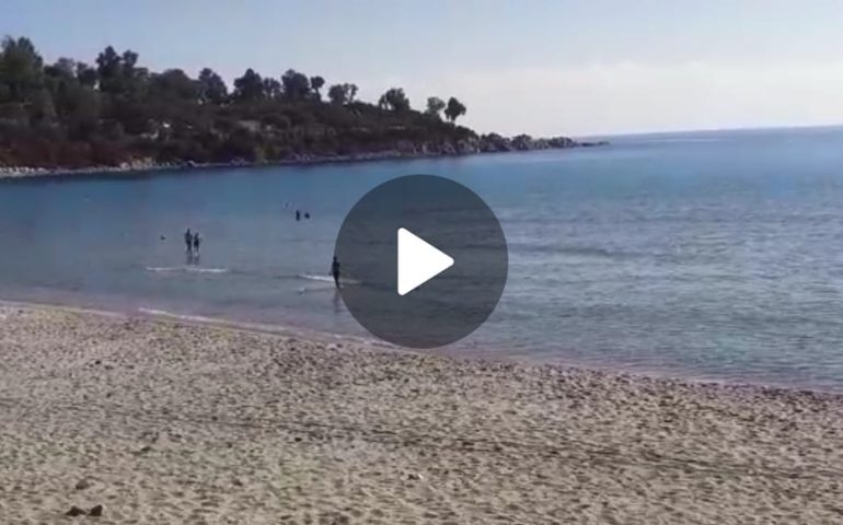 (VIDEO) Estate senza fine in Ogliastra: domenica di bagni e tintarelle a Porto Frailis