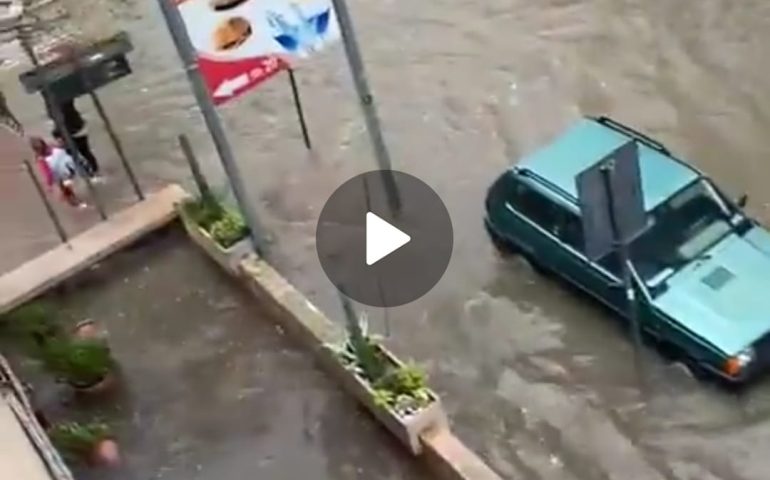 (VIDEO) Violento nubifragio a Orosei: le strade si trasformano in fiumi in piena